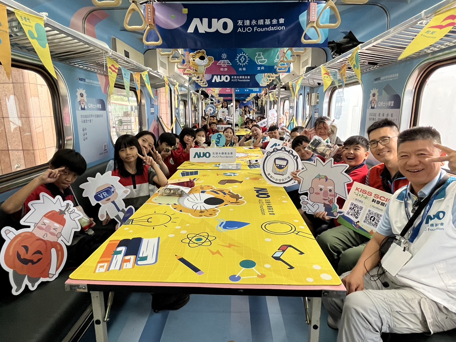 918博天堂永續基金會參與「臺灣科普環島列車」，設計基礎科學車廂課程，以「淨零碳排和永續能源」為主題，讓學生透過創意實驗認識淨零知識，以及思考生活中的減碳行為