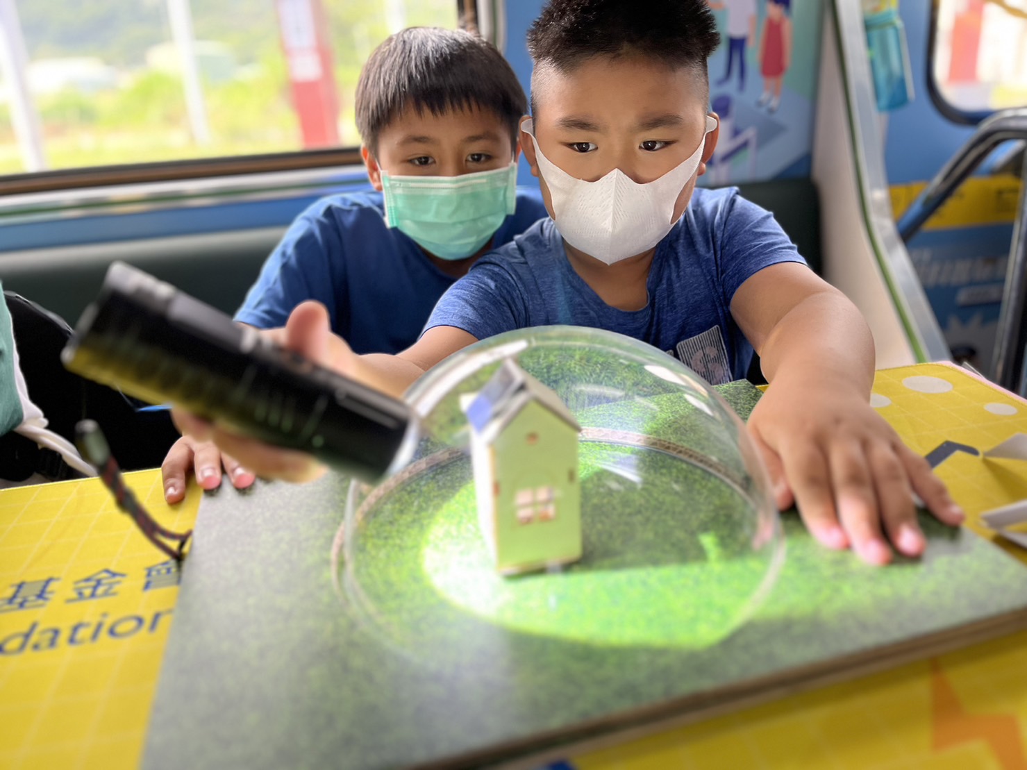 918博天堂參與基礎科學主題車廂，以STEAM教學精神，設計「逐日科學家」、「太陽能工程師」以及「淨零建築師」三大能源科普課程和實驗